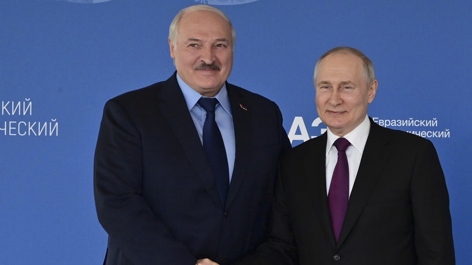 Lukaschenko und Putin schütteln sich die Hände.