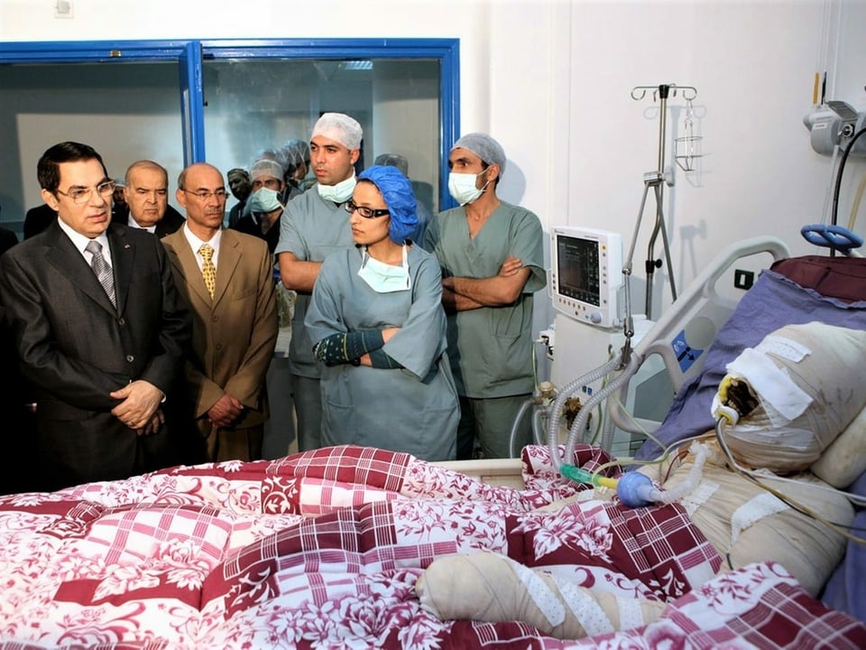 Der tunesische Präsident Zine El-Abidine Ben Ali bei einem Krankenhausbesuch bei Mohamed Al Bouazzizi .