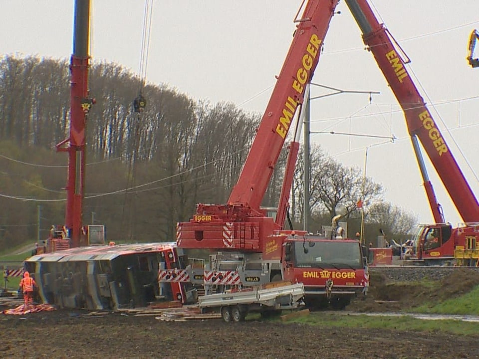 Der verunfallte Wagen in Lüscherz wird per Kran geborgen.