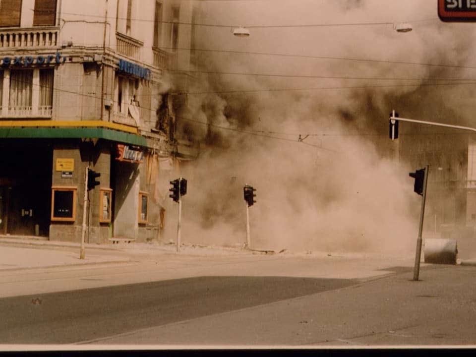 Rauchwolke in den Strassen Sarajevos