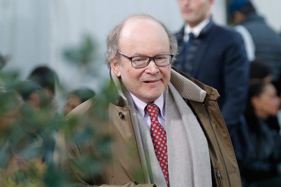 Gérard Wertheimer in einem braunen Mantel.