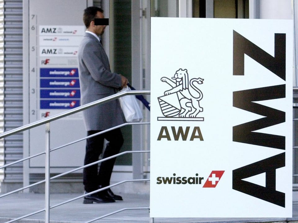 Ein Mann tritt in ein Gebäude, das stellensuchenden ex-Swissair-Mitarbeitern bei der Suche nach einem neuen Job helfen soll.