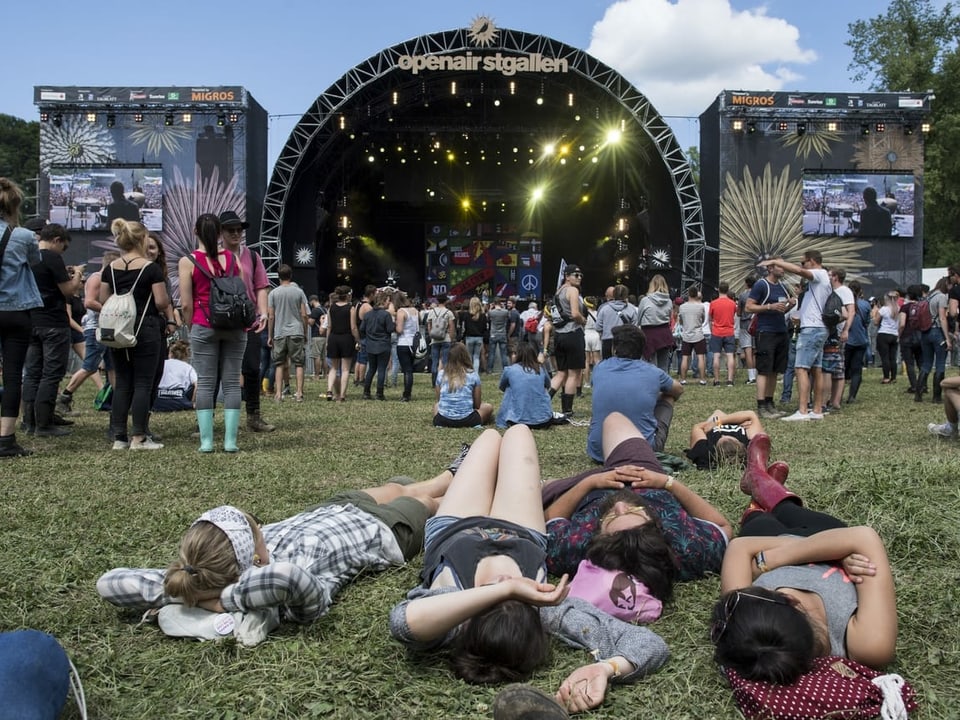 Openair St. Gallen Bühne mit viel Publikum.