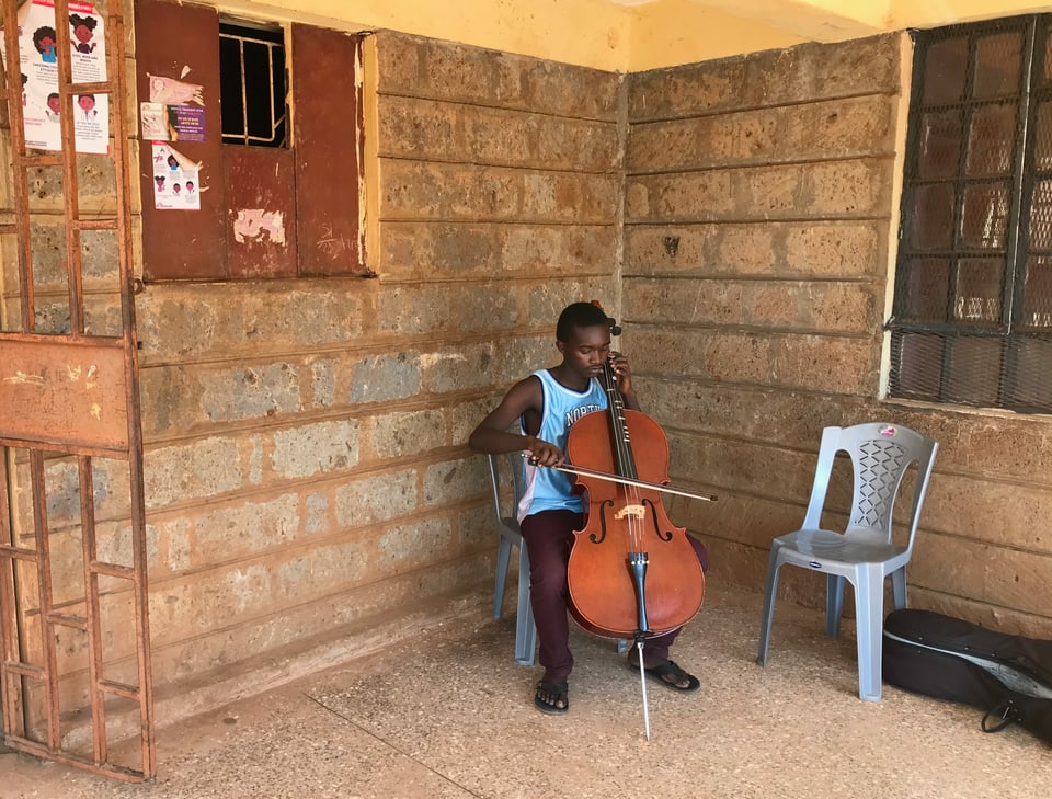 Mann spielt Cello