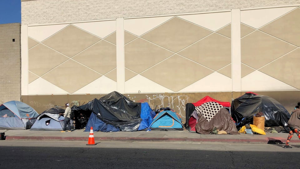 Zelte von Obdachlosen stehen auf den Gehsteigen San Franciscos.