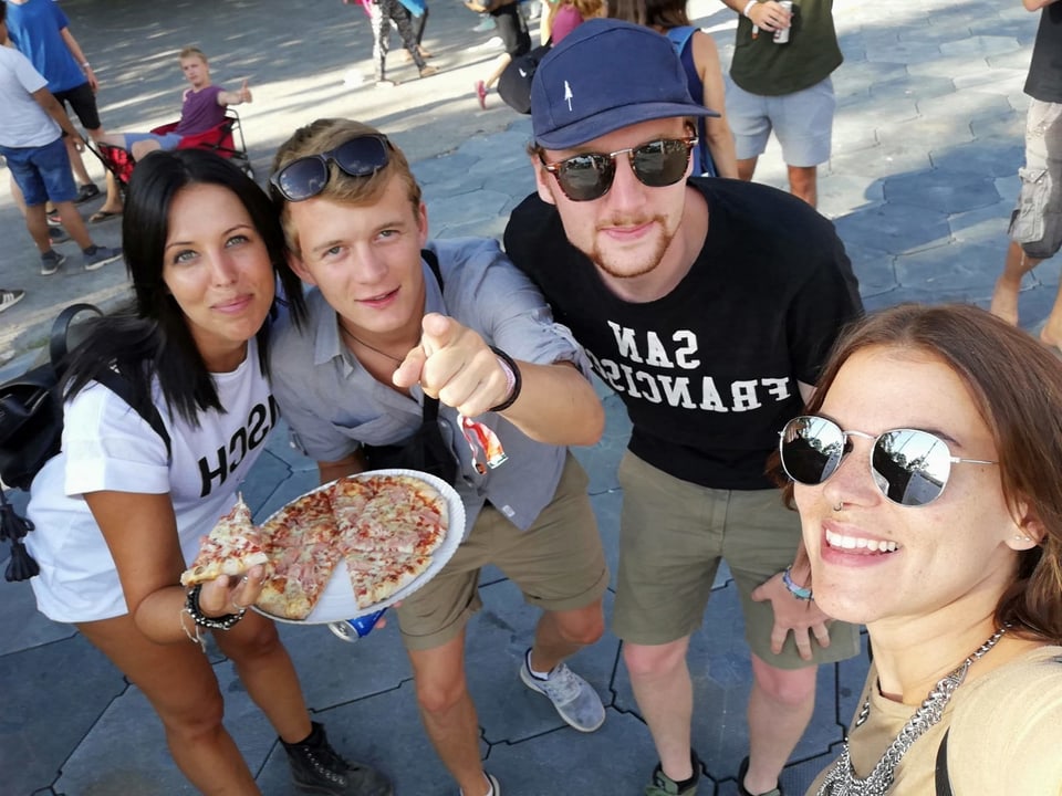 Loris und David spendieren je ein Pizza-Stück. Vier Franken gespart.