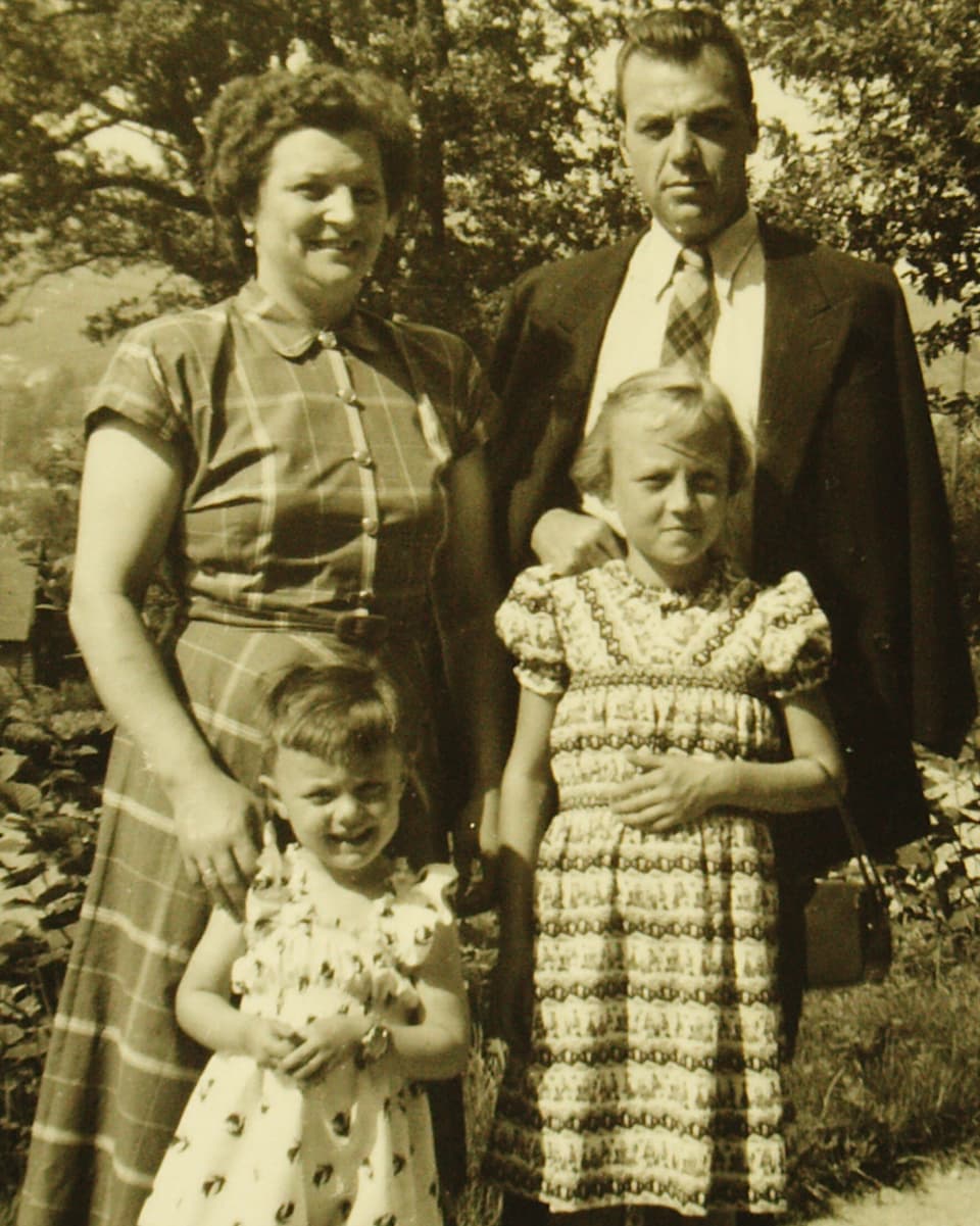 Das Bild zeigt eine vier-köpfige Familie.