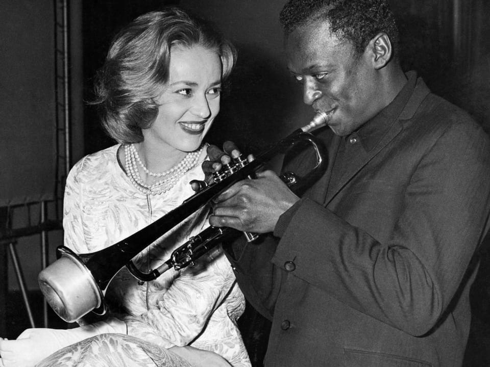 Jeanne Moreau mit Miles Davis, Trompete spielend,1957