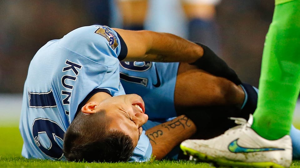 Manchester Citys Sergio Agüero krümmt sich am Boden.