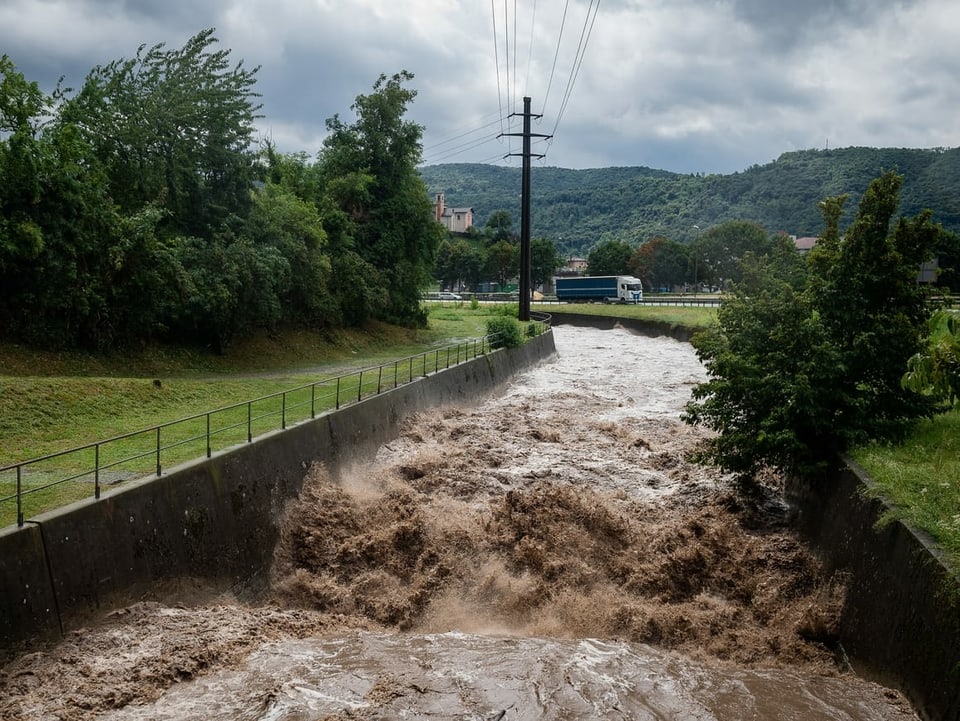 Fluss Breggia führt Hochwasser