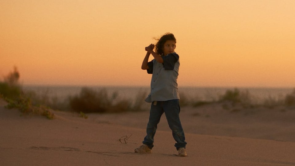 ein Mädchen steht in der Wüste