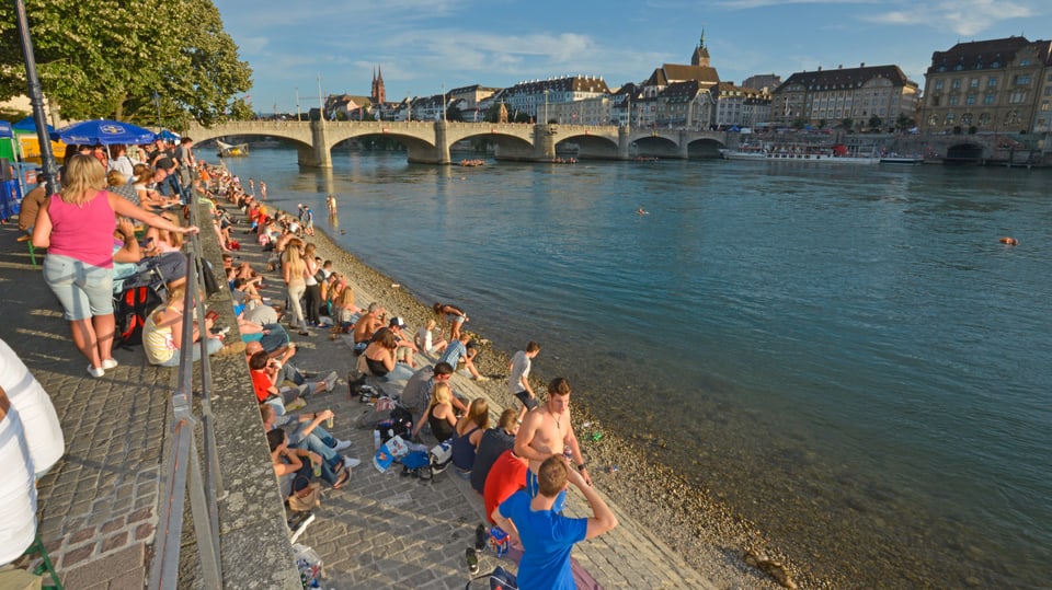 Menschen am Rheinufer