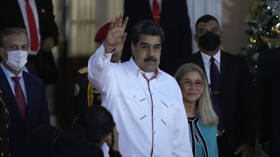 Der venezolanische Präsident Nicolas Maduro winkt in Begleitung der First Lady Cilia Flores in Caracas,