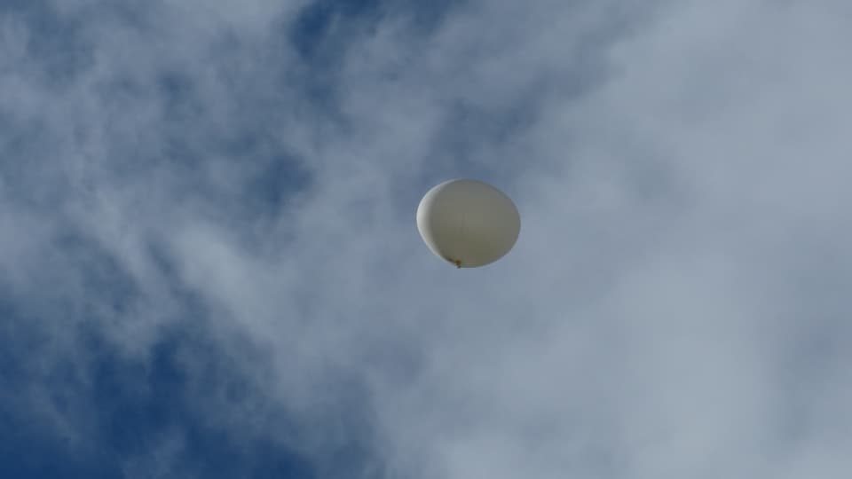 Ballon steigt in den Himmel