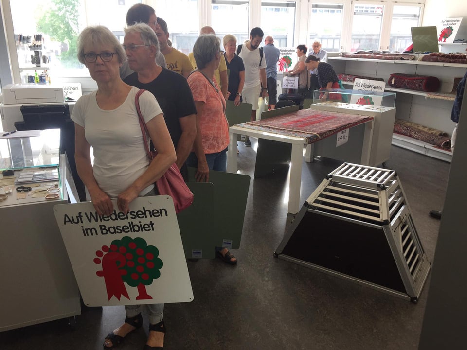 Rund 60 Personen erwarben am Donnerstag eines der alten Kantons-Schilder.