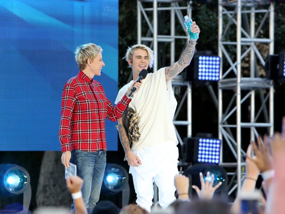 Talkshow-Moderatorin Ellen DeGeneres begrüsst Pop-Superstar Justin Bieber.
