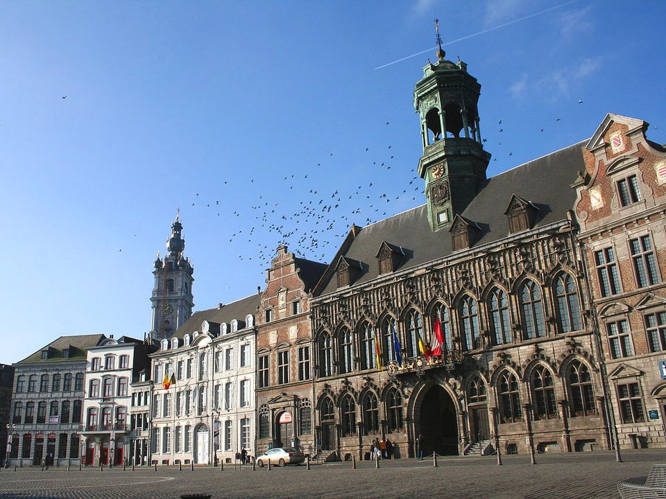 Blick auf das Rathaus in Mons.
