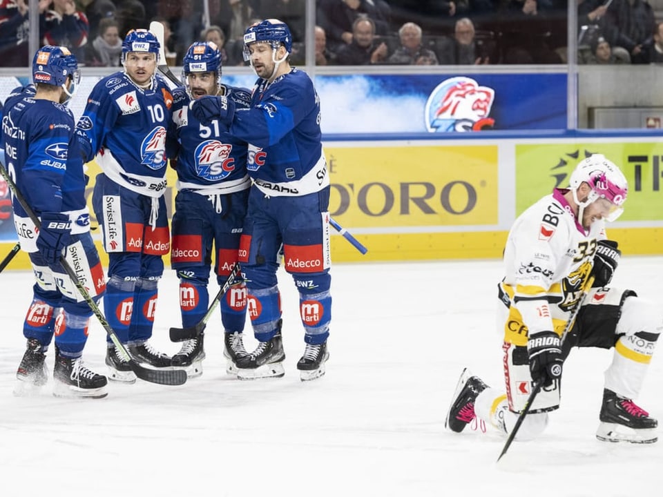 Die ZSC Lions jubeln, Ajoies Anthony Rouiller kann seine Enttäuschung nicht verbergen.