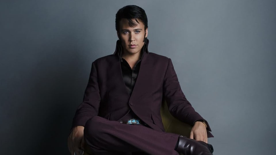 Shootingstar Austin Butler, sitzend, im Elvis-Outfit.