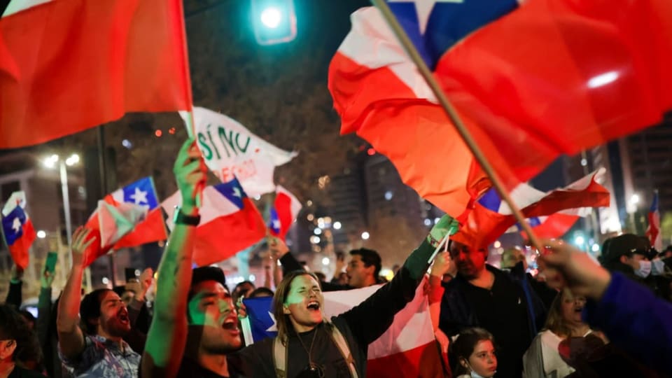 Menschen auf der Strasse feiern die abgelehnte Verfassung Chiles.