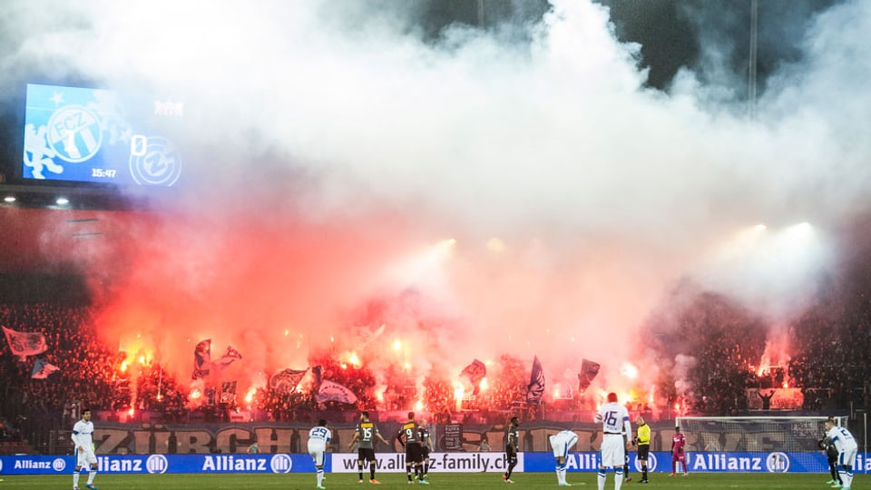 Fans zünden Pyros im Letzigrund-Stadion.