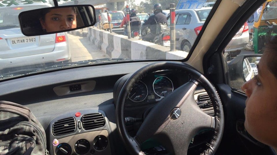 Savita bei der Taxi-Fahrt durch Delhi, 