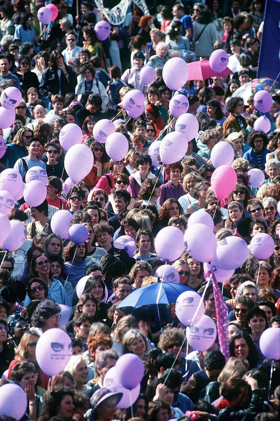 Streikende Frauen und lila Luftballons. 