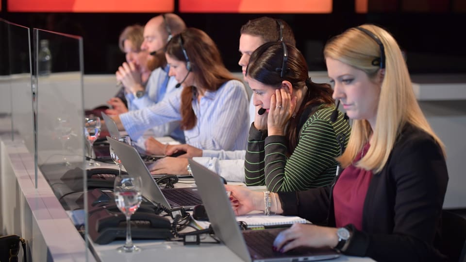 … und sechs Mitarbeitende des Kundendienstes am Telefon im Einsatz. 