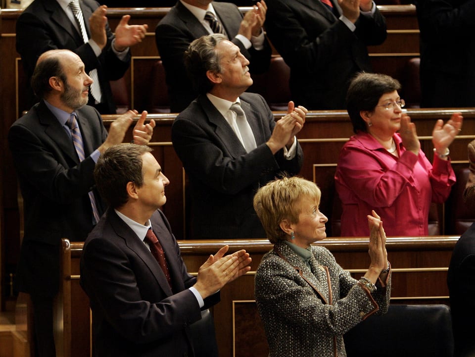 Spaniens damaliger Premier Zapatero beklatscht seine katalanischen Kollegen 2006.