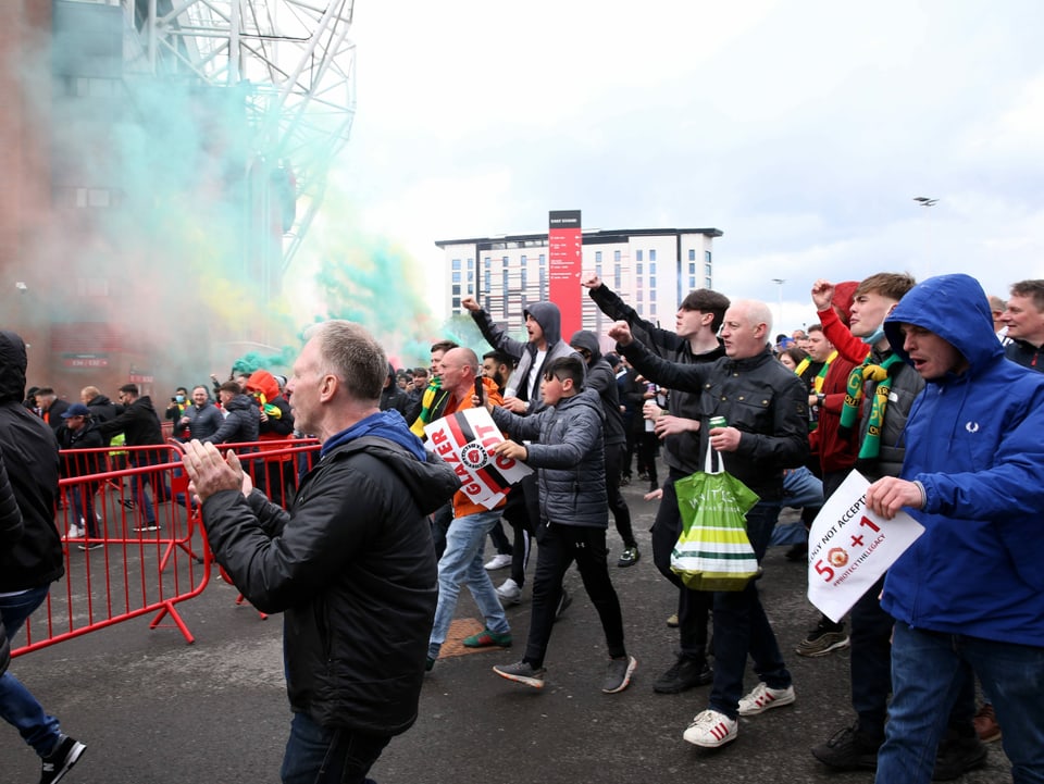 Manchester United Fans protestieren.