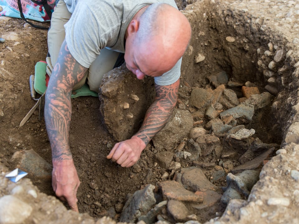 Mann gräbt Grube aus
