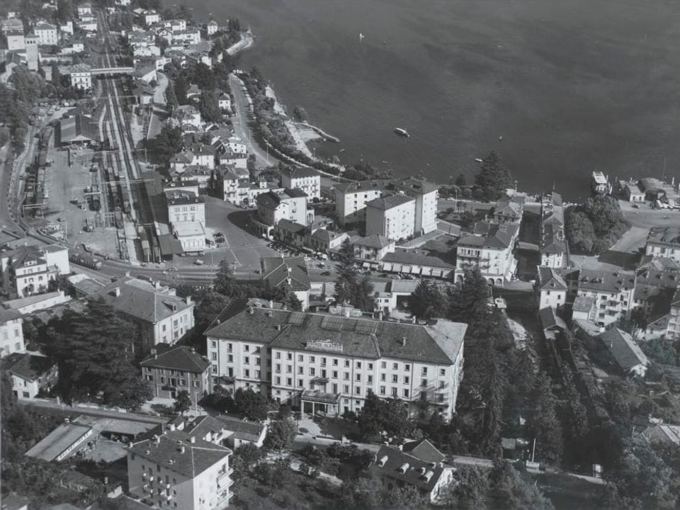 Alte Luftaufnahme des Bahnhofs und des Grand Hotels Locarno.