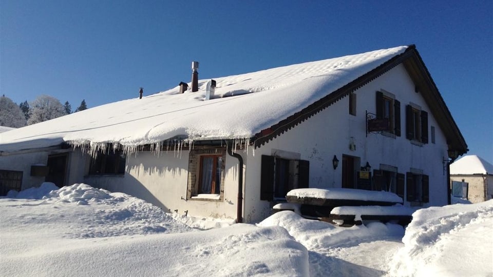 Verschneites Bauernhaus in La Brévine im Februar 2013.