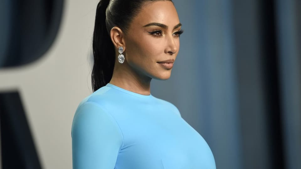 «Thalwil» steht auf dem Kleid von Kim Kardashian