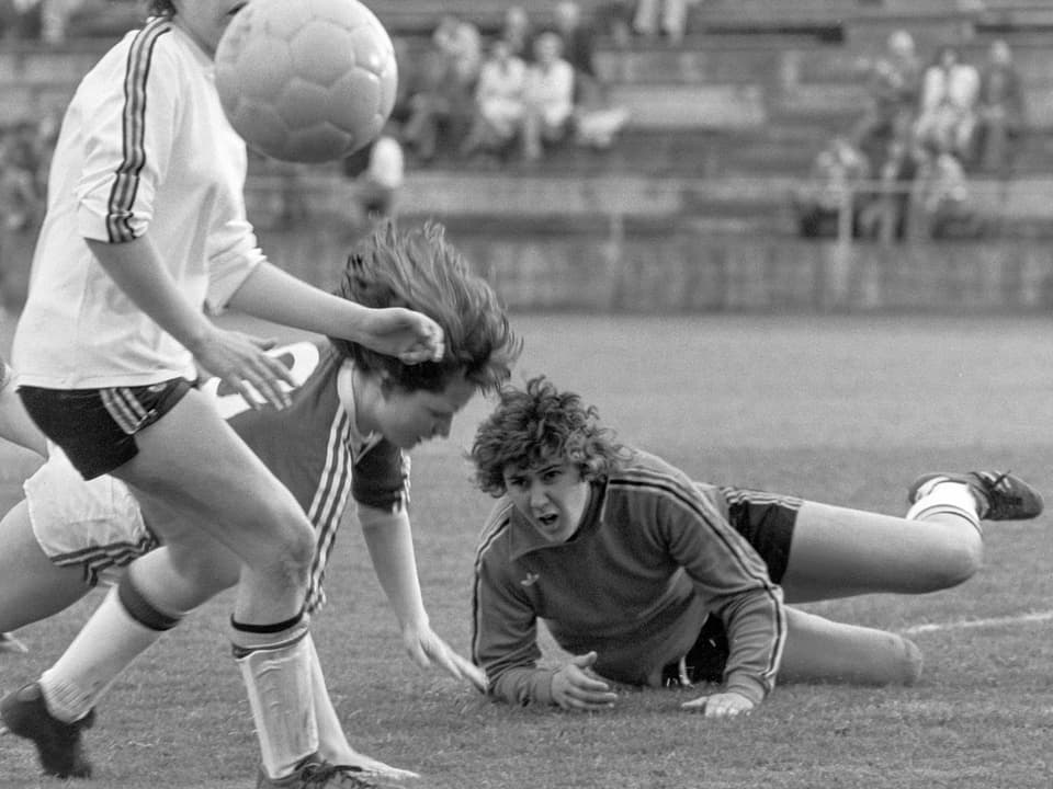 Frauenfussballerinnen 1977 in Aktion. 