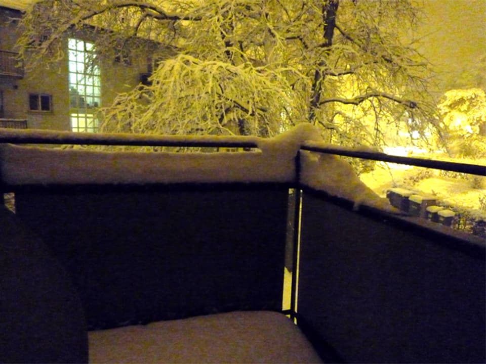 Blick von einem verschneiten Balkon aus in die Umgebung.