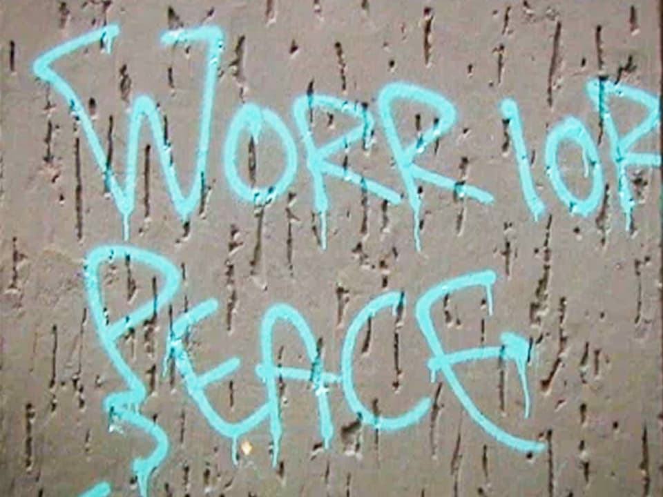 Wand mit der Aufschrift: «Work for Peace».
