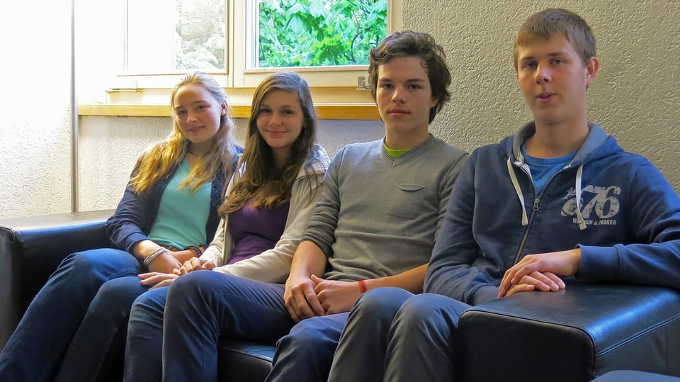 Vier Jugendliche auf einem Sofa.