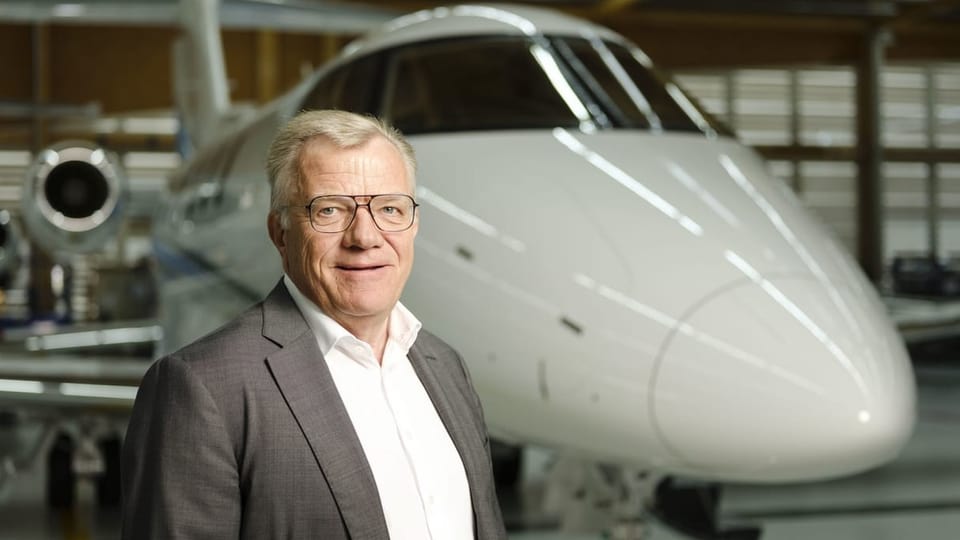 Verwaltungsratspräsident Hansueli Loosli vor einem Flugzeug.