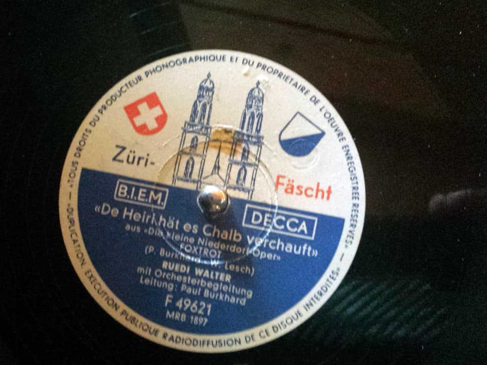 Schellackplatte mit Aufschrift «De Heiri hät es Chalb verchauft».