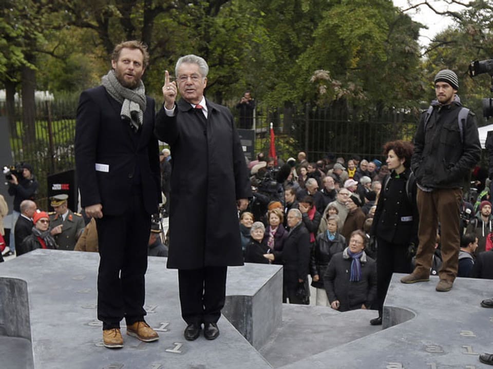 Der Künstler Olaf Nicolai (links) und Bundespräsident Heinz Fischer stehen auf dem Denkmal.