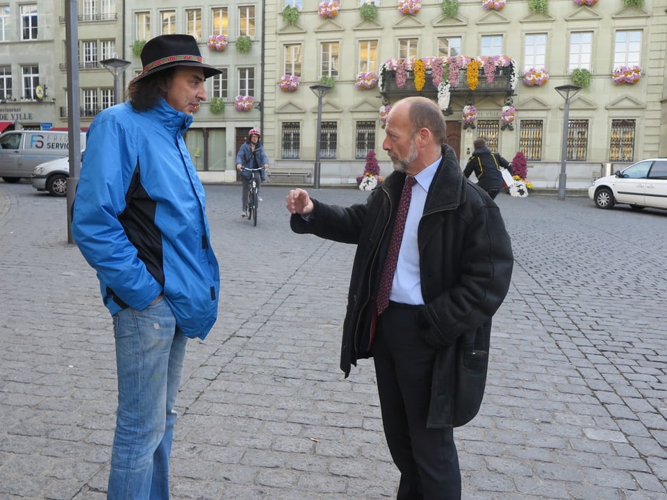 De Buman im Gespräch mit einem Bürger von Freiburg, 2017. 