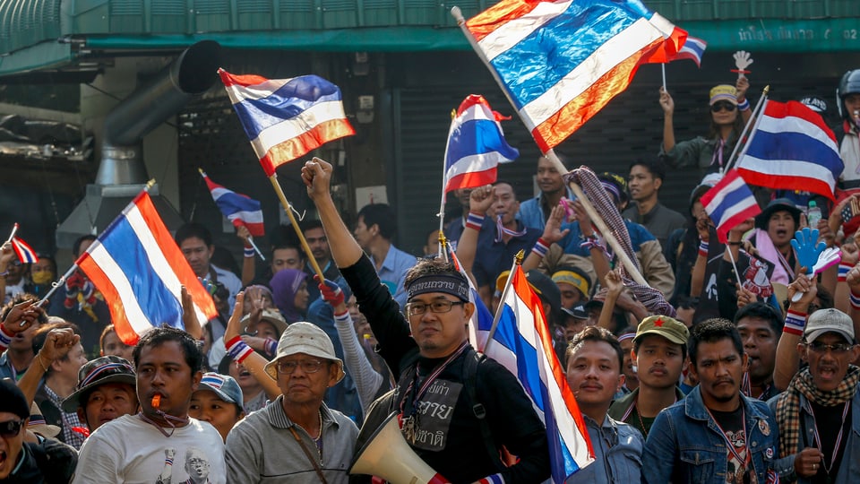 Demonstrierende mit Fahnen in Bangkok