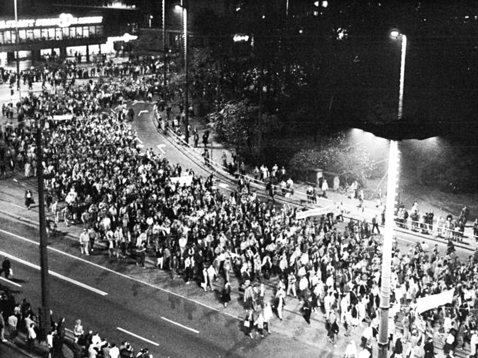 Blick auf Demonstranten in Berlin – bei Nacht.