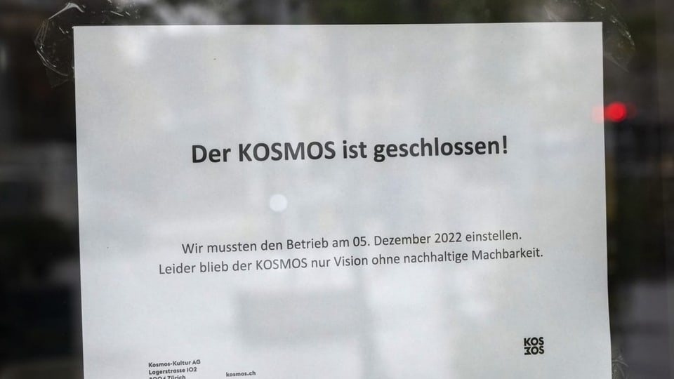 Ein Blatt mit der Aufschrift «Der Kosmos ist geschlossen!» klebt an einem Fenster