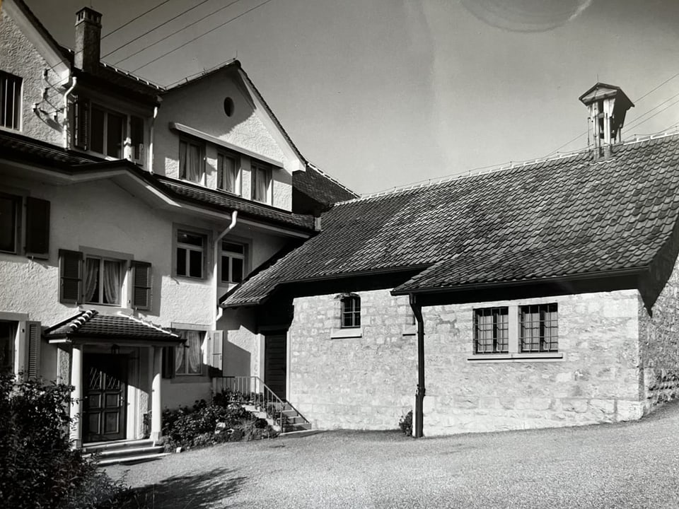 Schwarz-Weiss-Aufnahme von traditionellen Häusern in einem europäischen Dorf