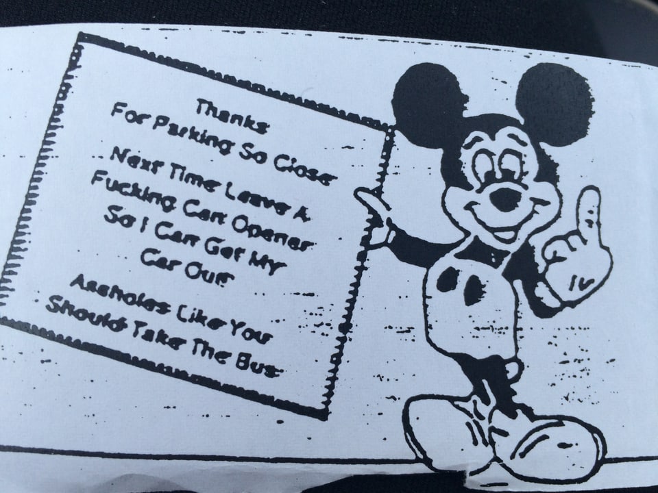 Zettel mit Mickey Maus.