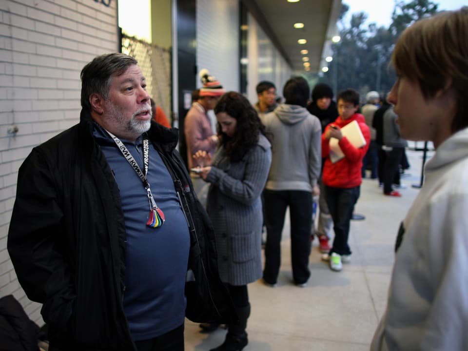 Steve Wozniak unterhält sich mit einem jungen Fan.