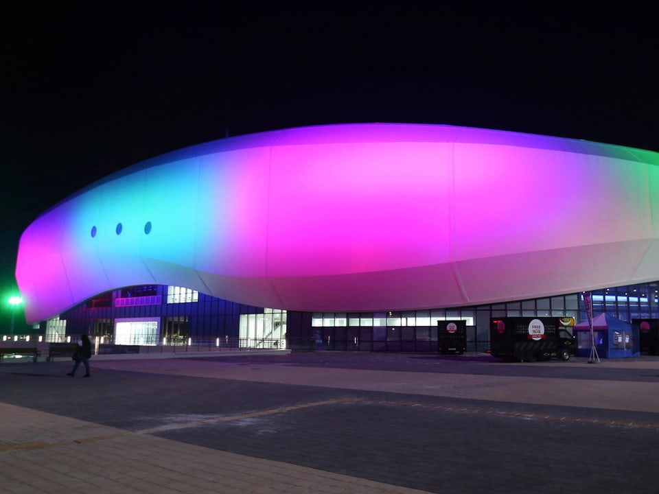 Die «Gangneung Ice Arena» leuchtet in der Dunkelheit in rosa leuchtenden Farben.