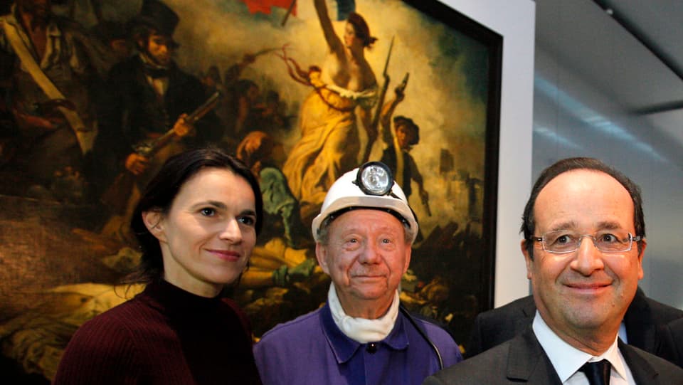Präsident Francois Hollande mit Kulturministerin Aureli Filippetti und einem Minenarbeiter kurz vor der Eröffnung des Museums in Lens.